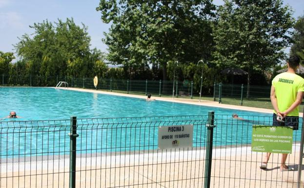 El alcalde pide colaboración para cumplir con las medidas de seguridad en la piscina