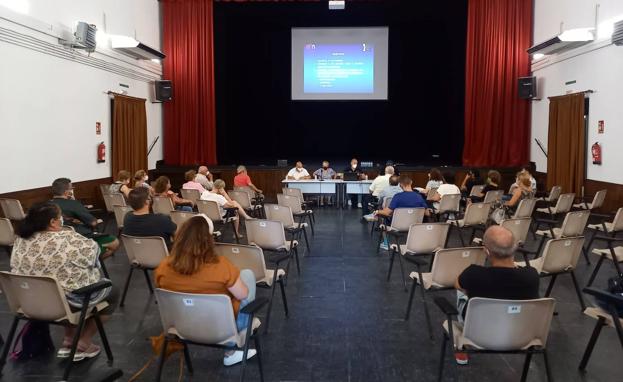 Reunión con asociaciones y hosteleros locales para preparar el programa de fiestas de verano