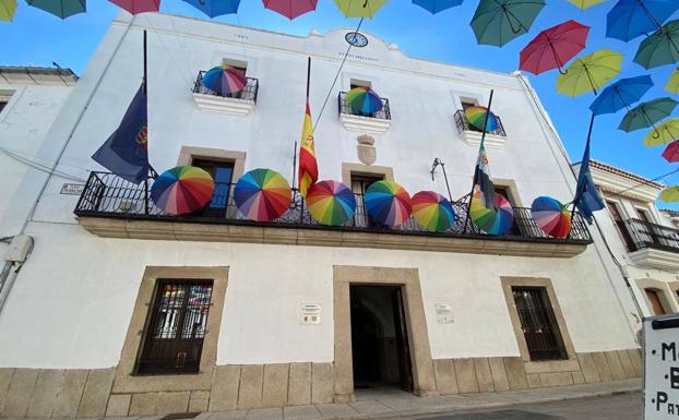 Los colores del arcoíris adornan la fachada del Ayuntamiento en apoyo al Día del Orgullo LGTBI