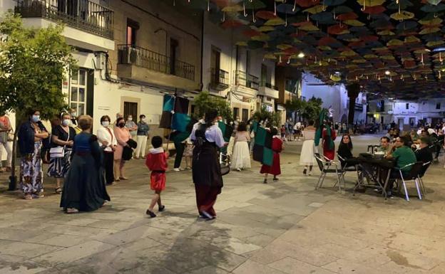 El pasacalles medieval de La Siembra volvió a recorrer las calles de Malpartida de Cáceres