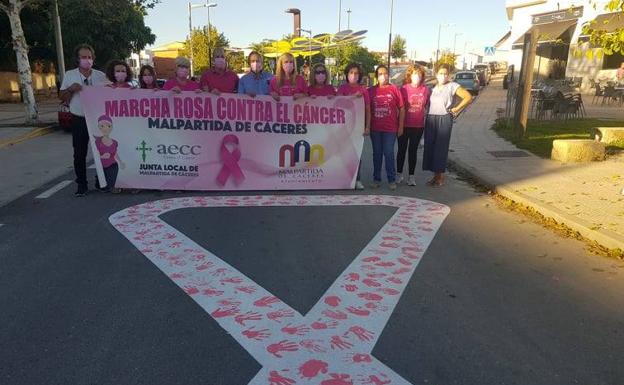 Inaugurado el lazo conmemorativa de la lucha contra el cáncer en el Paseo Wolf Vostell