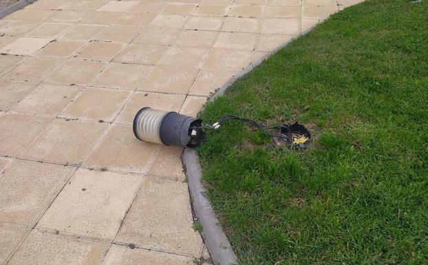 Destrozan las 11 farolas de suelo de la calle Alberca
