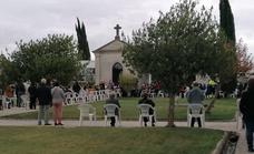 Malpartida recupera la tradicional misa de los Difuntos en el cementerio