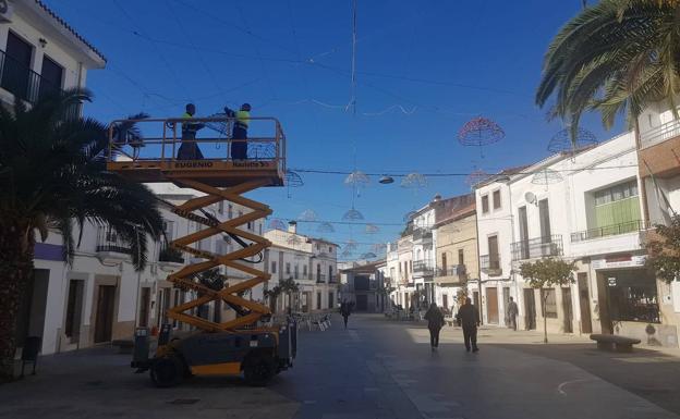 Comienzan a colocarse las luces de Navidad en Malpartida de Cáceres