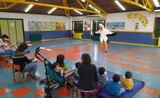 La Cigüeña Barrueca visitó a los niños de la Escuela Infantil San Lucía