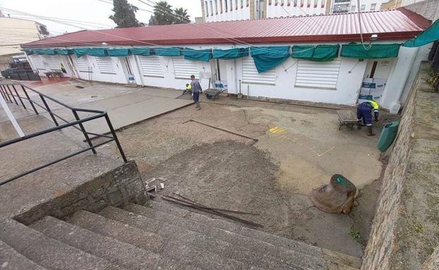 El Ayuntamiento realiza trabajos de mejora en los patios interiores del colegio Los Arcos