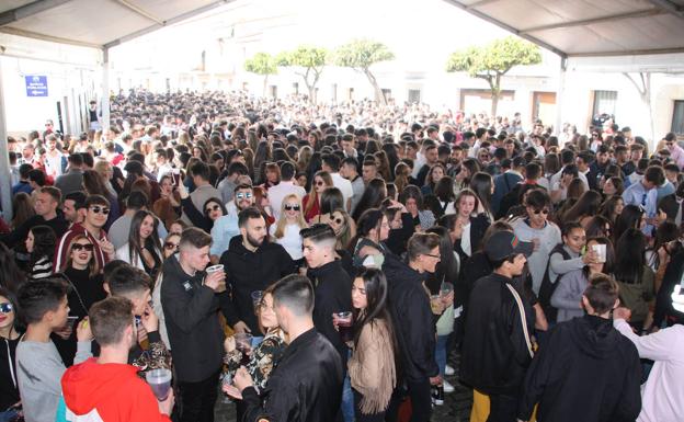 El alcalde explica los motivos de la suspensión de las discotecas móviles y del baile de La Patatera