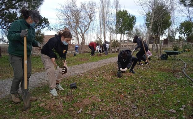 El Centro de Interpretación Barruecos Monumento Natural celebra con alumnos del IESO Los Barruecos el Día Mundial de la Educación Ambiental