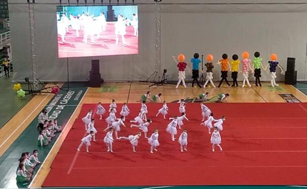 Las escuelas municipales de Bailes Actuales y Gimnasia Rítmica de Malpartida de Cáceres participaron en la Gimnastrada 2022