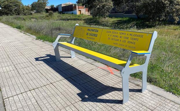 El Ayuntamiento instala los nuevos bancos en la urbanización Las Arenas y en calle Conejar