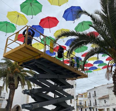 La Plaza Mayor de Malpartida de Cáceres vuelve a cubrirse de paraguas de colores