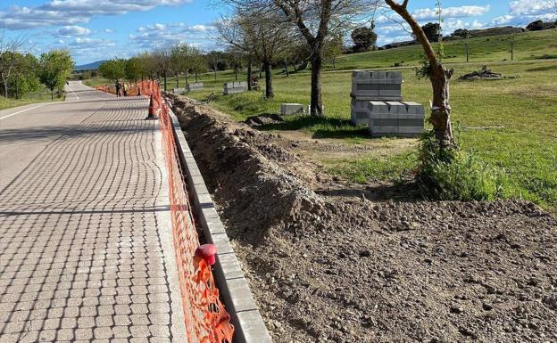 Siguen los trabajos en el camino peatonal a Los Barruecos