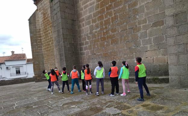 Los alumnos de 4º, 5º y 6º de primaria de los Arcos finalizan el trimestre practicando el saque