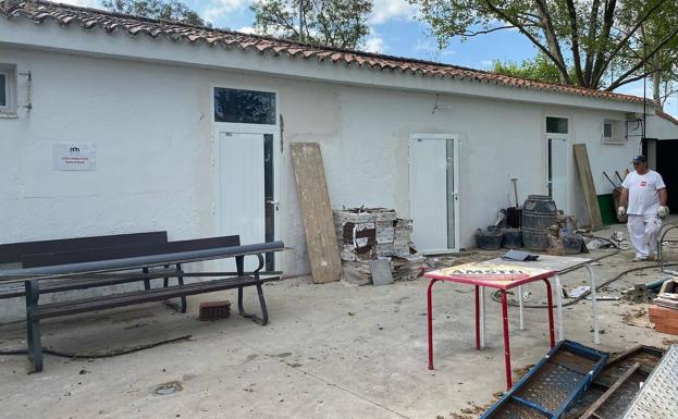 Varias mejoras en la piscina municipal de cara a su próxima apertura para la temporada de baño
