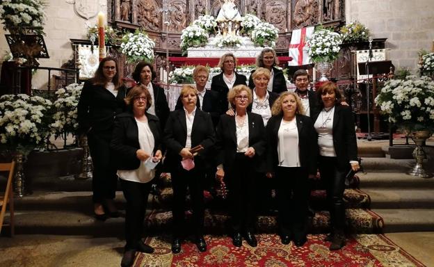 Numerosos malpartideños asistieron a la misa cantada por el coro de las Amas de Casa 'Los Barruecos' a la Virgen de la Montaña