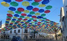 1.500 paraguas de colores dan sombra a la Plaza Mayor de Malpartida de Cáceres
