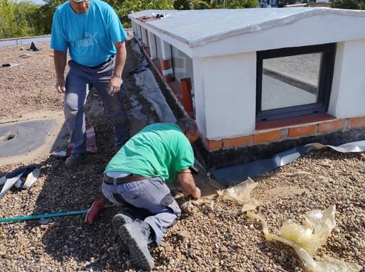 Dos trabajadores en el tejado del Centro de Día comenzando con las obras. /Cedida