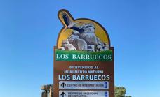 El Ayuntamiento instala un tótem de señalización del Monumento Natural Los Barruecos