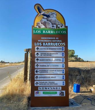 El Ayuntamiento instala un tótem de señalización del Monumento Natural Los Barruecos
