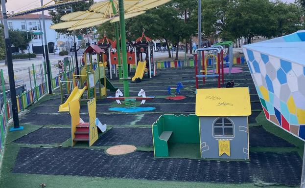 El Ayuntamiento sustituye el césped del Parque Infantil de la Nora