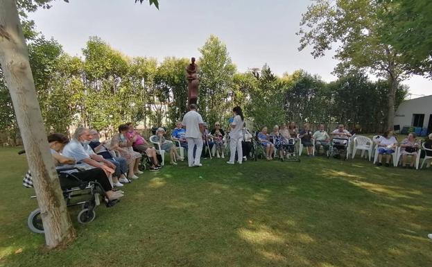 Jornada intergeneracional en la piscina municipal