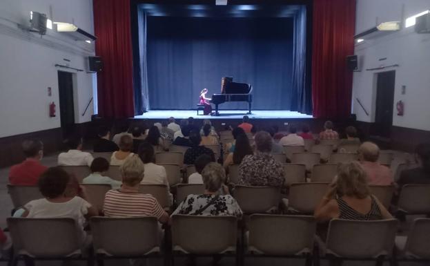 Concierto a favor de la Junta Local de la AECC por parte de Rubén Castelló y Clara Redondo
