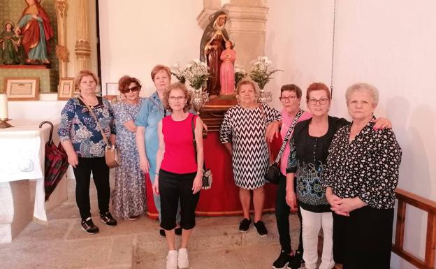 Las Amas de Casa trasladaron a Santa Ana hasta la parroquia para la misa de la Asamblea