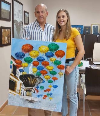 Raquel Nieto Rey dona al Ayuntamiento su obra 'El arte colorea la vida'