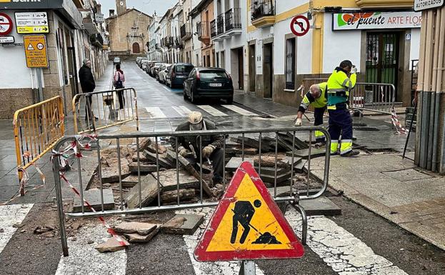 El Ayuntamiento repara los desperfectos del cruce de calle Nueva y calle Iglesia