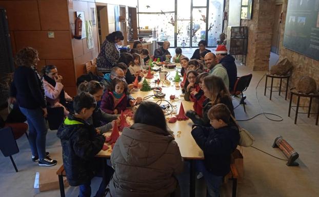 Gran participación en el taller de reciclado navideño del Centro de Interpretación