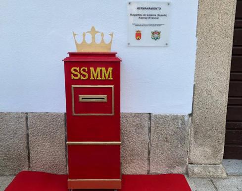 El Buzón Real ya está instalado en la puerta del Ayuntamiento