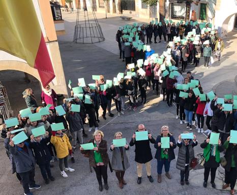 Un gran lazo humano verde conmemora el Día Mundial Contra el Cáncer en Malpartida de Cáceres