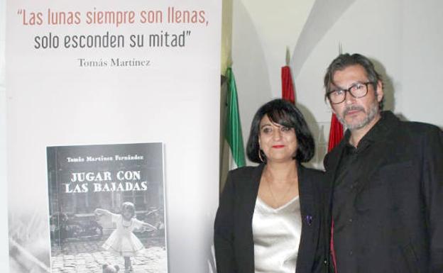 Tomás Martínez presenta 'Jugar con las bajadas', su primer poemario