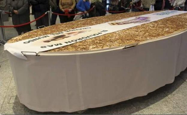 Miajadas encarga un polvorón de más de 300 kilos a Estepa para inaugurar las fiestas navideñas