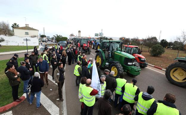 Una tractorada por unos precios justos termina pidiendo la dimisión de Yolanda García Seco