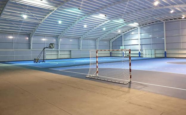 Más seguridad en las instalaciones deportivas con protectores y un desfibrilador