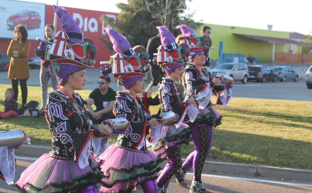 El grupo musical Mago de Oz 'reta' a la comparsa de Los Colegas