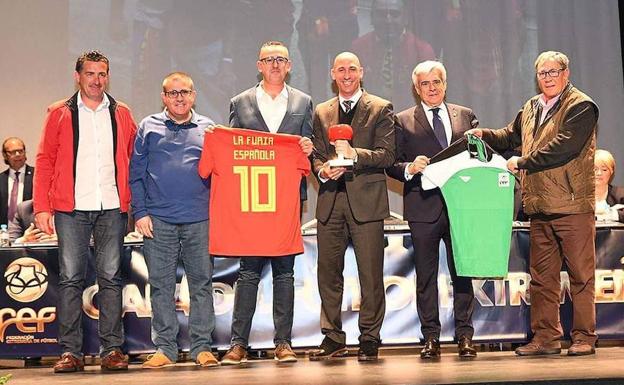 La peña miajadeña 'La Furia Española', obsequiada de la mano de Luis Rubiales