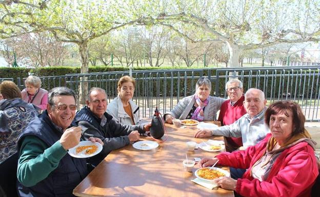 El Centro de Mayores celebra su tradicional matanza de convivencia en la piscina municipal