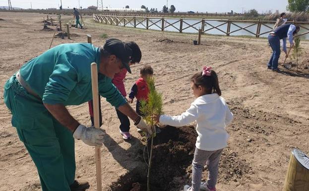 Los niños nacidos en 2017 y 2018 plantan 92 árboles para colaborar con el medio ambiente