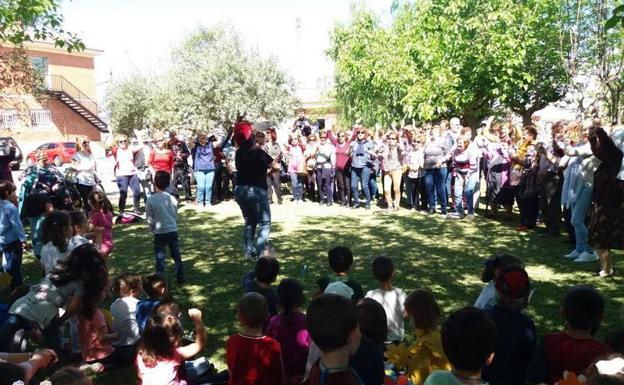 Niños y mayores se reúnen para celebrar el XI Encuentro Literario Intergeneracional
