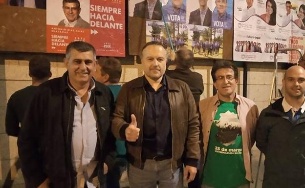 La campaña electoral a las municipales arranca con la pegada de carteles de los candidatos