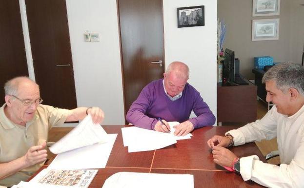 El Ayuntamiento firma varios convenios con AMAT, Cáritas y San Martín de Porres