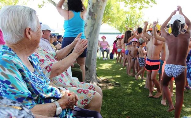 Niños y mayores combaten las altas temperaturas con actividades en la piscina municipal