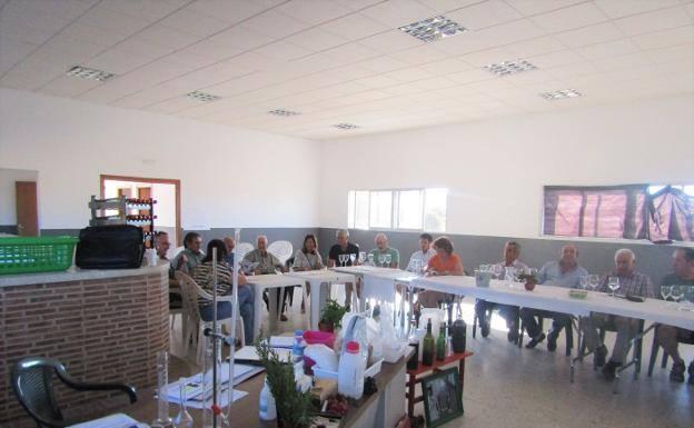 Adicomt lleva a cabo talleres sobre el vino como posible nicho de empleo en Miajadas