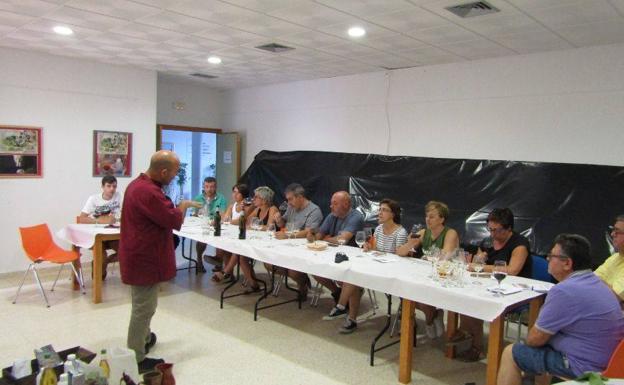 Continúan despertando interés los talleres sobre cata y elaboración de vinos en la comarca