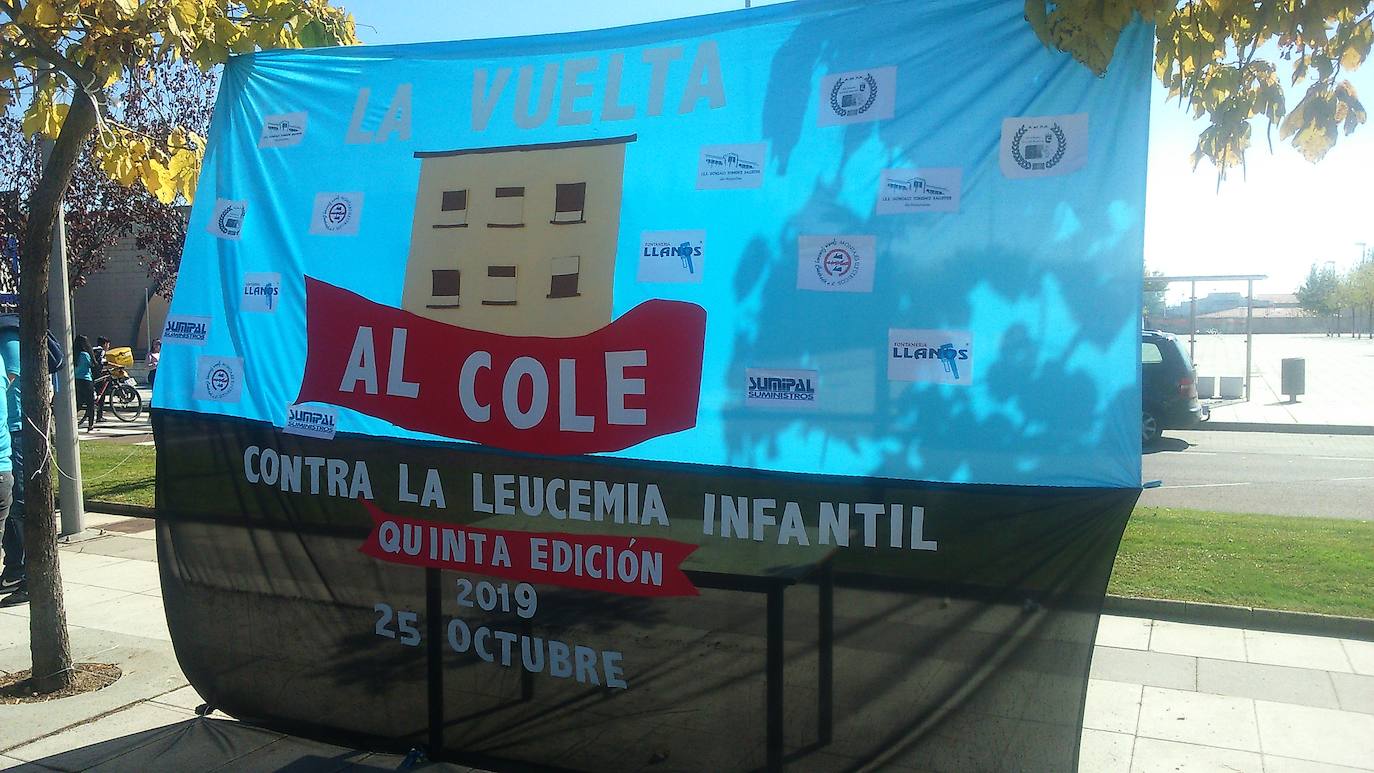 Los alumnos del IES Gonzalo Torrente Ballester de Miajadas han participado hoy en la marcha 'La Vuelta al Cole contra la Leucemia Infantil'