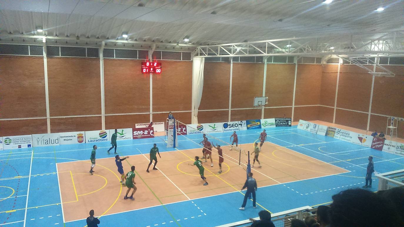 El derbi de voleibol entre el Extremadura Grupo Laura Otero y el Extremadura Cáceres PH dejó a todos con ganas de más