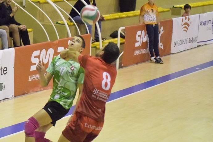 El Extremadura Grupo Laura Otero de Voleibol viaja a Galicia y vuelve a casa con tres pasajeros más