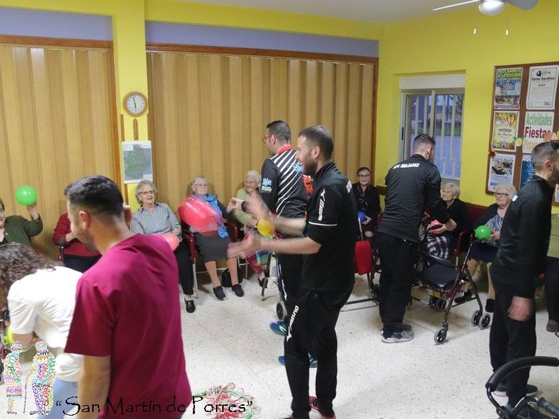 Los jugadores miajadeños de voleibol enseñan a jugar a los mayores de San Martín de Porres